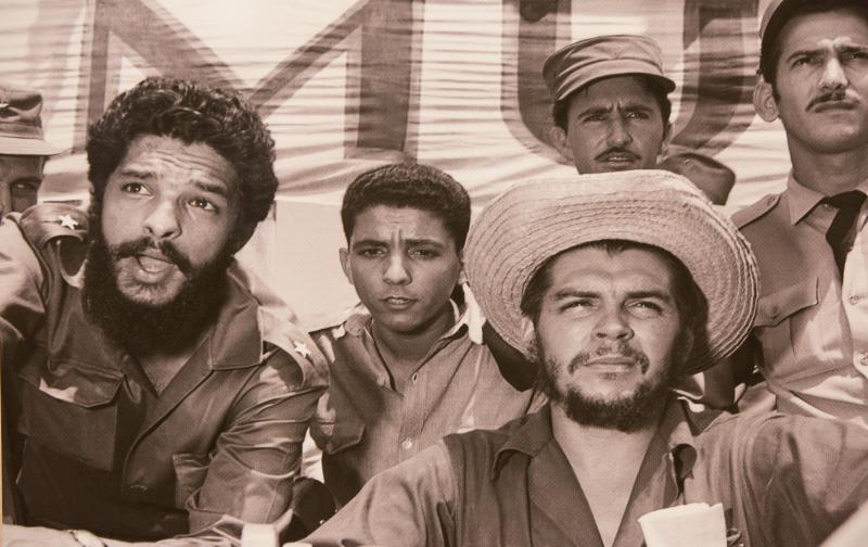 El Museo de Avilés acoge una exposición de fotografías inéditas en España del Che Guevara