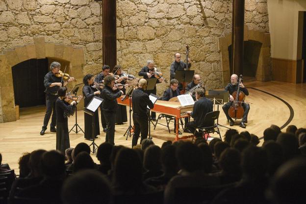 Los músicos de la Accademia Bizantina, en plena actuación en el Auditorio Príncipe. 