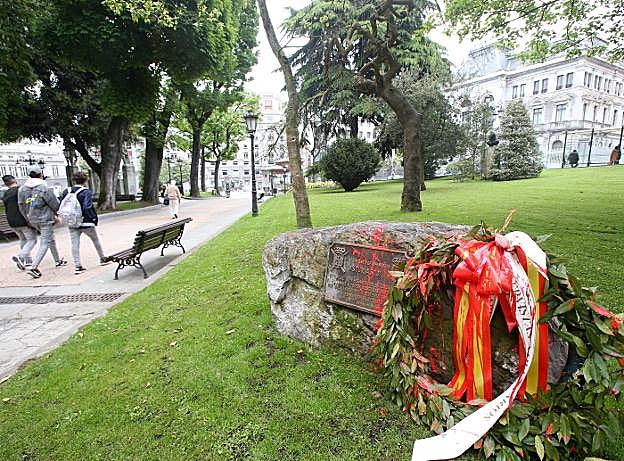 El monolito apareció pintado con pintura roja. 