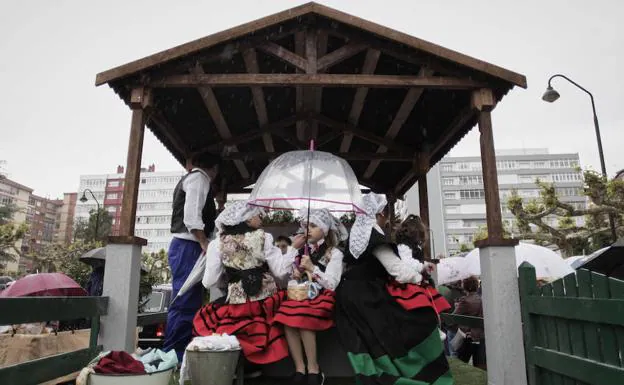 La lluvia desluce el desfile de carrozas de San Isidro