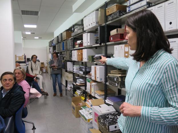 Marta Veiga, archivera municiapl de Cangas del Narcea, enseña el archivo cangués a sus compañeros de profesión. 