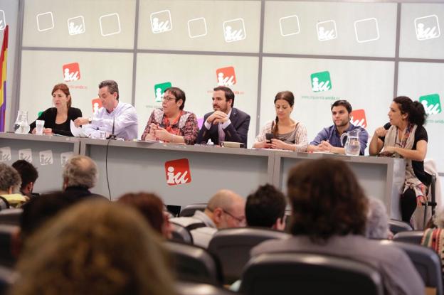 El coordinador de IU, en el centro de la imagen, durante la reunión de ayer. 