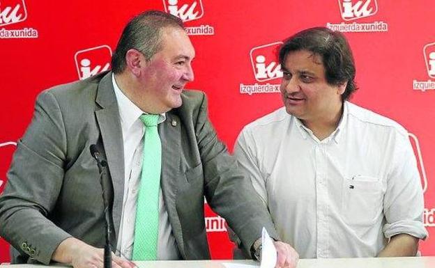 Ramón Argüelles conversa con el secretario de Organización de IU, Alejandro Suárez. 