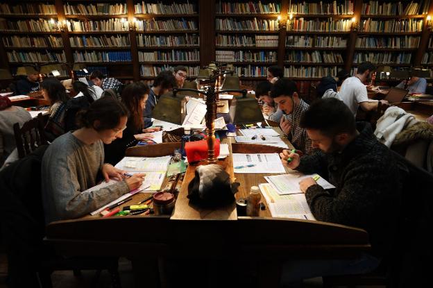 Alumnos de la Universidad de Oviedo, estudiando en la biblioteca. 