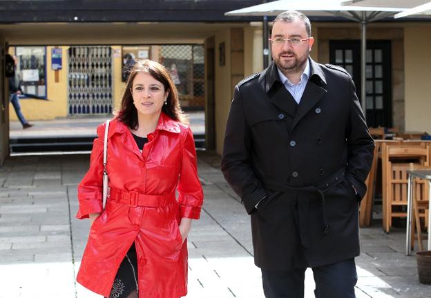 Adriana Lastra y Adrián Barbón, ayer, en Oviedo. 