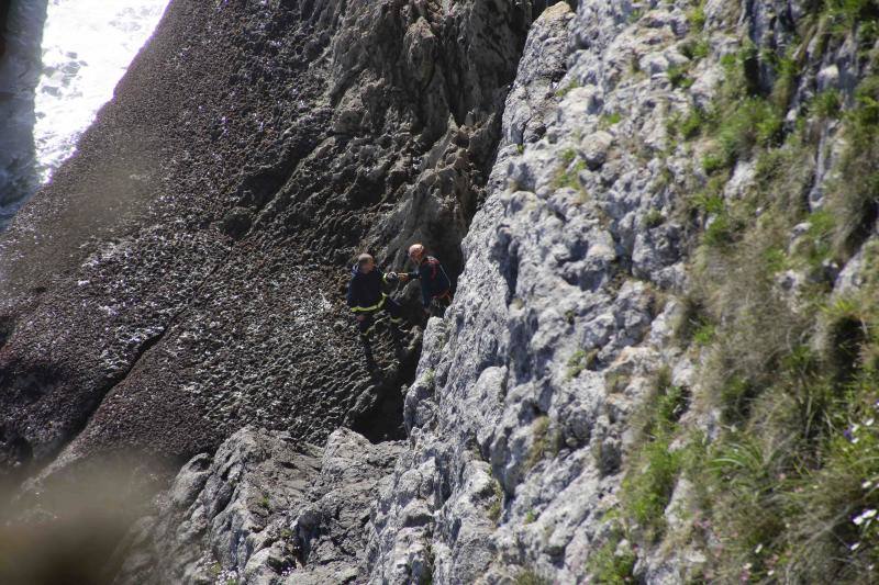 Fotos: Importante despliegue para continuar la búsqueda del joven desaparecido en Llanes