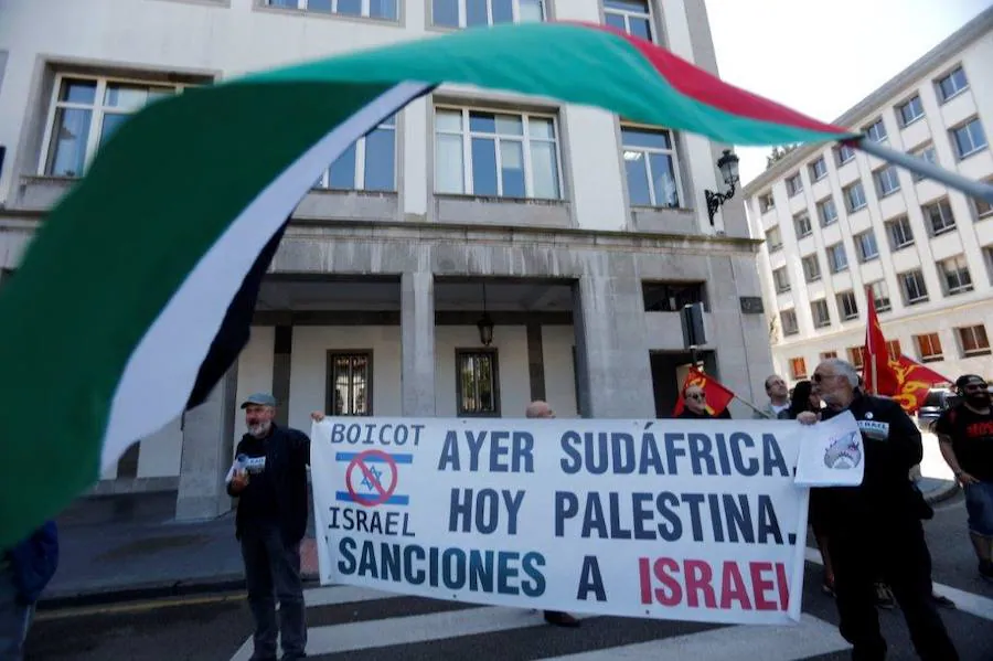 La concentración se enmarca dentro de la convocatoria de carácter estatal con motivo del 70 aniversario de la Nakba, que supuso la ocupación militar en Palestina y el nacimiento del Estado de Israel, al que exigen el cumplimiento de la resolución de Naciones Unidas y el retorno de las personas refugiadas.