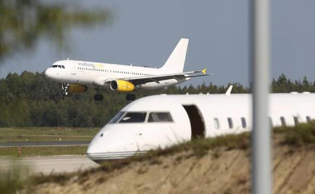 Un avión de Vueling llega a Asturias desde París con más de nueve horas de retraso