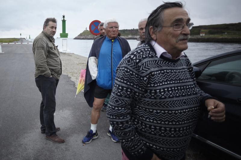 Los Servicios de Emergencias se despliegan en el espigón de San Juan tras la aparición de un cadáver en el agua