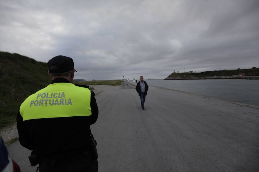 Los Servicios de Emergencias se despliegan en el espigón de San Juan tras la aparición de un cadáver en el agua
