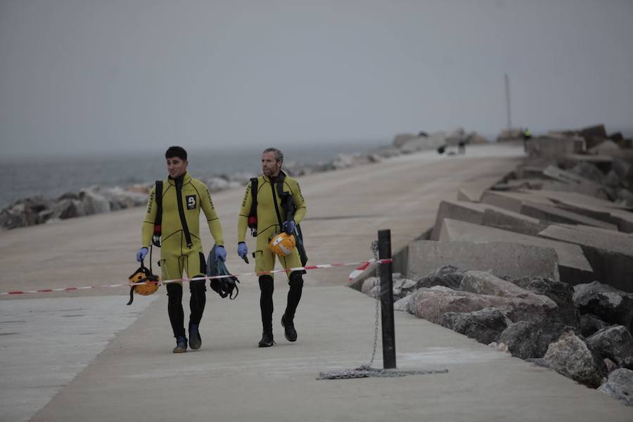 Los Servicios de Emergencias se despliegan en el espigón de San Juan tras la aparición de un cadáver en el agua