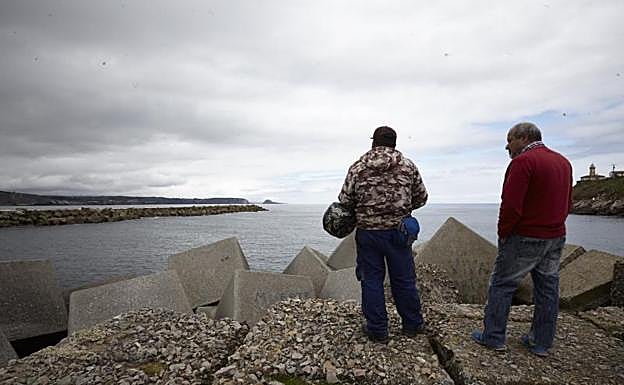 El Puerto de Avilés empezará a multar a quienes accedan al espigón de San Juan