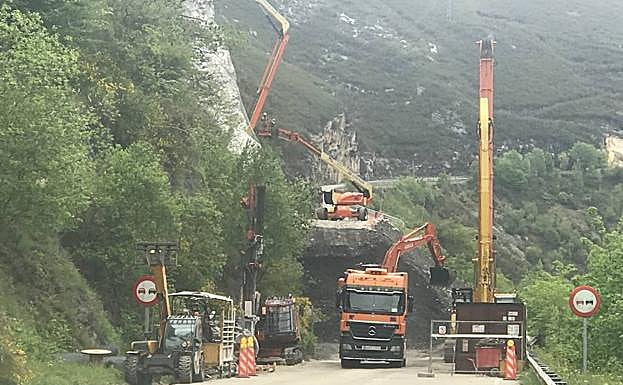 Comienzan a retirar los primeros escombros del argayo de Anzó