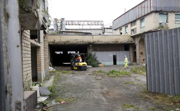 Comienza el derribo de la antigua fábrica de Muebles Campa, en Lugones