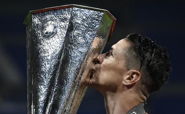 Fernando Torres besa el trofeo de la Europa League.