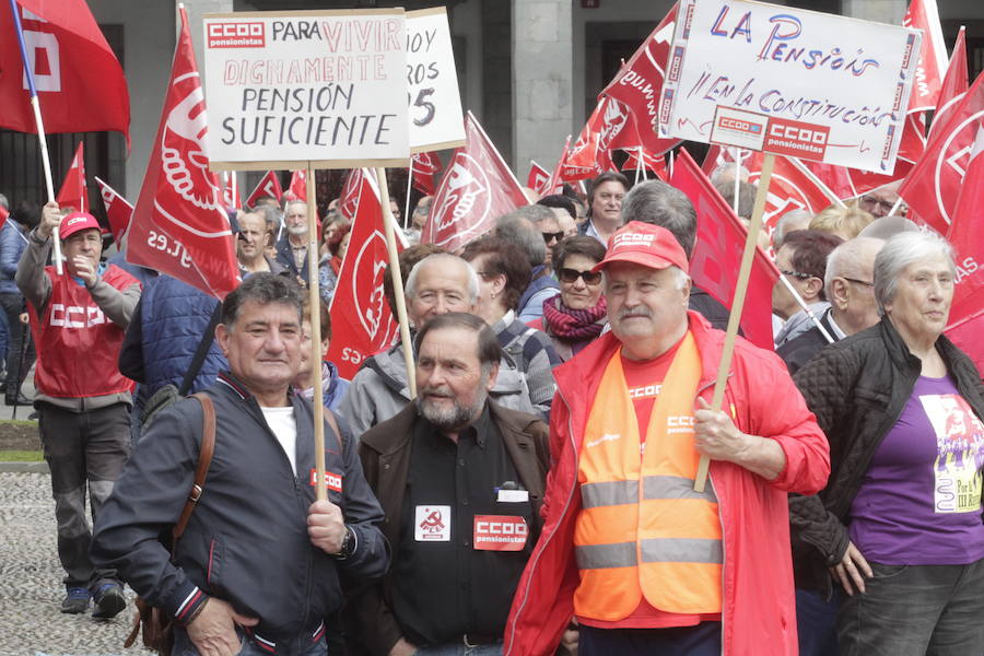Los pensionistas asturianos han vuelto a salir a la calle en defensa de un sistema de pensiones digno y para seguir reivindicando al Gobierno de Mariano Rajoy que se vinculen la subida de las pensiones al IPC