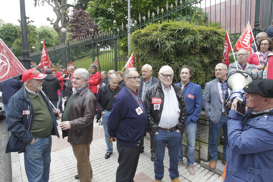 Los pensionistas asturianos han vuelto a salir a la calle en defensa de un sistema de pensiones digno y para seguir reivindicando al Gobierno de Mariano Rajoy que se vinculen la subida de las pensiones al IPC