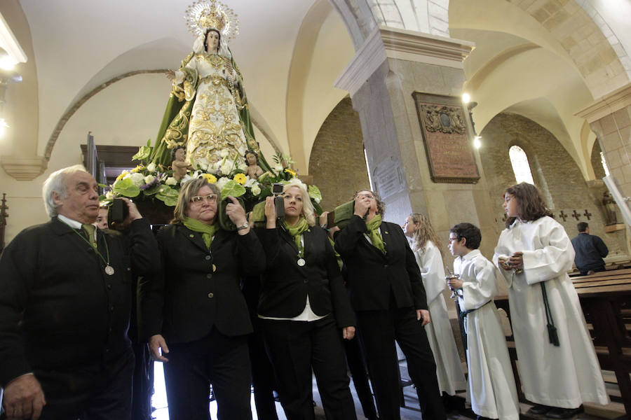 La Virgen de la Esperanza fue trasladada a la iglesia de San Tirso el Real cumpliendo con la tradición.