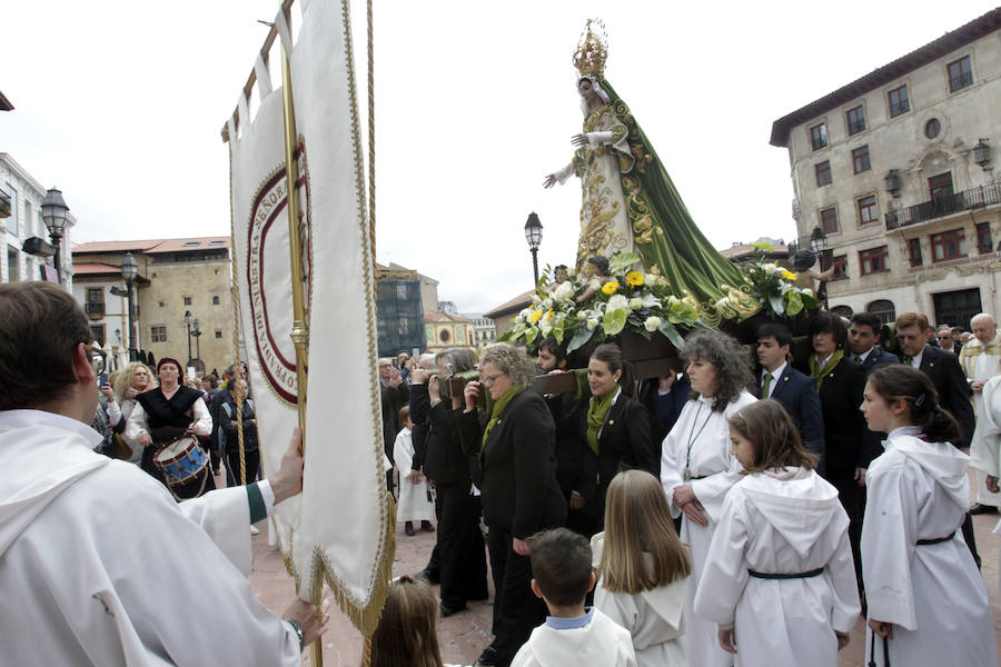 La Virgen de la Esperanza fue trasladada a la iglesia de San Tirso el Real cumpliendo con la tradición.