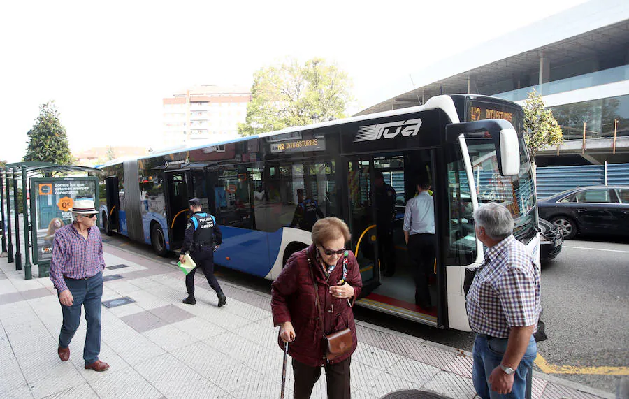 Fotos: Ocho personas resultan heridas en Oviedo tras dar un frenazo un autobús urbano