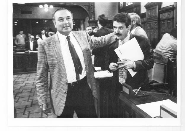 Juan Luis Rodríguez-Vigil, con Víctor Zapico, en el último pleno antes de su dimisión. 