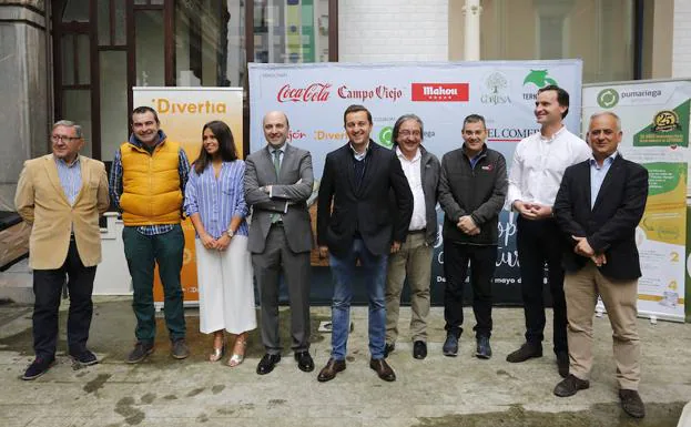 Nacho Santamarina (Pumariega Gestión), Rubén Fernández (IGPTernera Asturiana), Nerea Pumarada (Cortina), Diego Oliveira (EL COMERCIO), Silverio Argüelles (Disceas), Pedro Porras (Campo Viejo), Diego González (Mahou), Jorge González-Palacios (Divertia) y Ramón Méndez (Coca Cola), en la presentación del campeonato en la Casa de la Palmera.