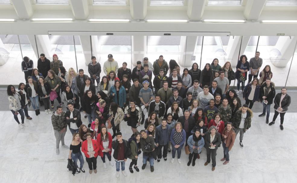 Foto de grupo de participantes y profesores de Oviedo Piensa Joven, con los ediles Rubén Rosón y Ana Taboada, en el Calatrava. 