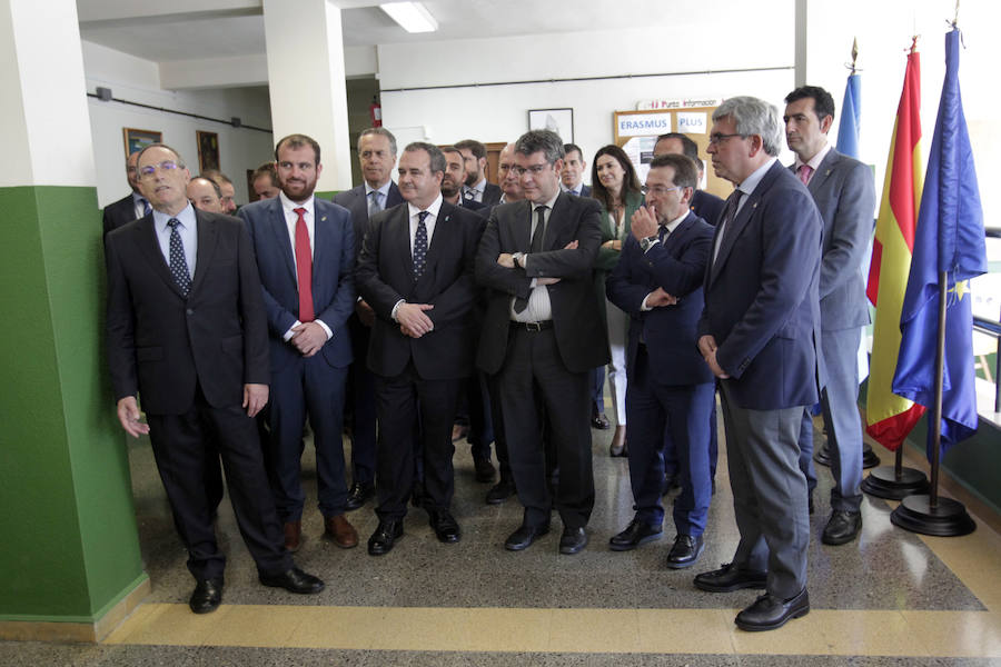 Álvaro Nadal visitó el IES de la capital piloñesa para presentar el programa Escuelas Conectadas