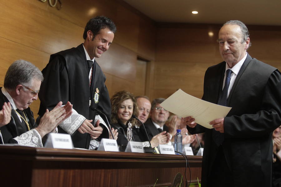 El presidente del TSJA, Ignacio Vidau, fue distinguido como colegiado honorario en una ceremonia en la que también se nombró colegiado de honor al humorista gráfico y colaborador de EL COMERCIO, 'Néstor' y a la precursora de la Agrupación de Abogados Jóvenes y de la Escuela de Práctica Jurídica, Alicia Fernández del Castillo