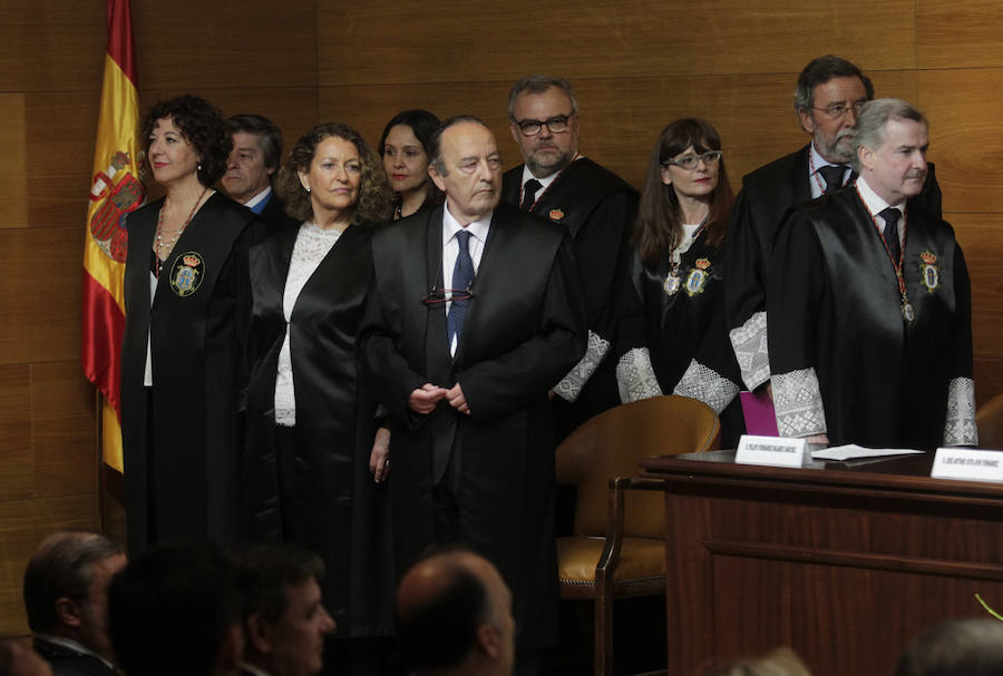 El presidente del TSJA, Ignacio Vidau, fue distinguido como colegiado honorario en una ceremonia en la que también se nombró colegiado de honor al humorista gráfico y colaborador de EL COMERCIO, 'Néstor' y a la precursora de la Agrupación de Abogados Jóvenes y de la Escuela de Práctica Jurídica, Alicia Fernández del Castillo