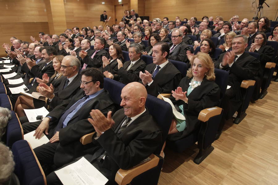 El presidente del TSJA, Ignacio Vidau, fue distinguido como colegiado honorario en una ceremonia en la que también se nombró colegiado de honor al humorista gráfico y colaborador de EL COMERCIO, 'Néstor' y a la precursora de la Agrupación de Abogados Jóvenes y de la Escuela de Práctica Jurídica, Alicia Fernández del Castillo