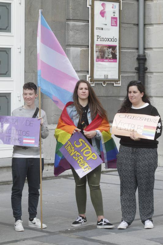 El colectivo LGTB lo secundó con una concentración ciudadana ante el Teatro Campoamor