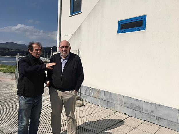 Corrales, a la derecha, en una visita a la zona. 