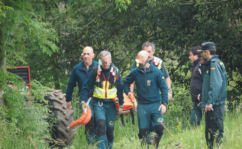 Miembros de la Guardia Civil, con los restos del cadáver hallado