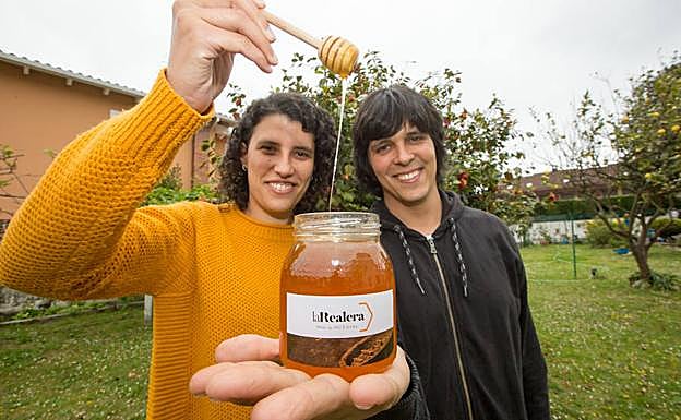 Marta Bobis y Santiago del Vigo, con un tarro de La Realera.