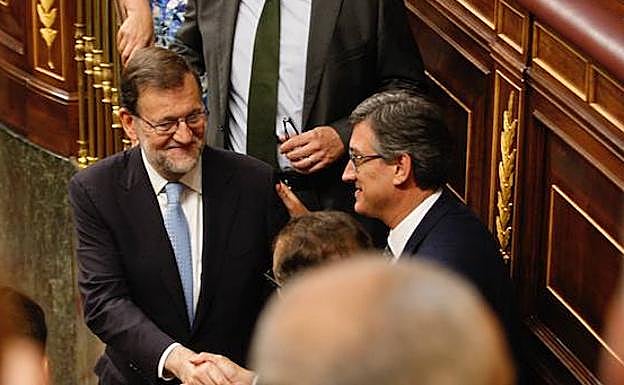 Mariano Rajoy felicita a Ignacio Prendes tras ser elegido el diputado asturiano de Ciudadanos vicepresidente primero de la Mesa del Congreso.