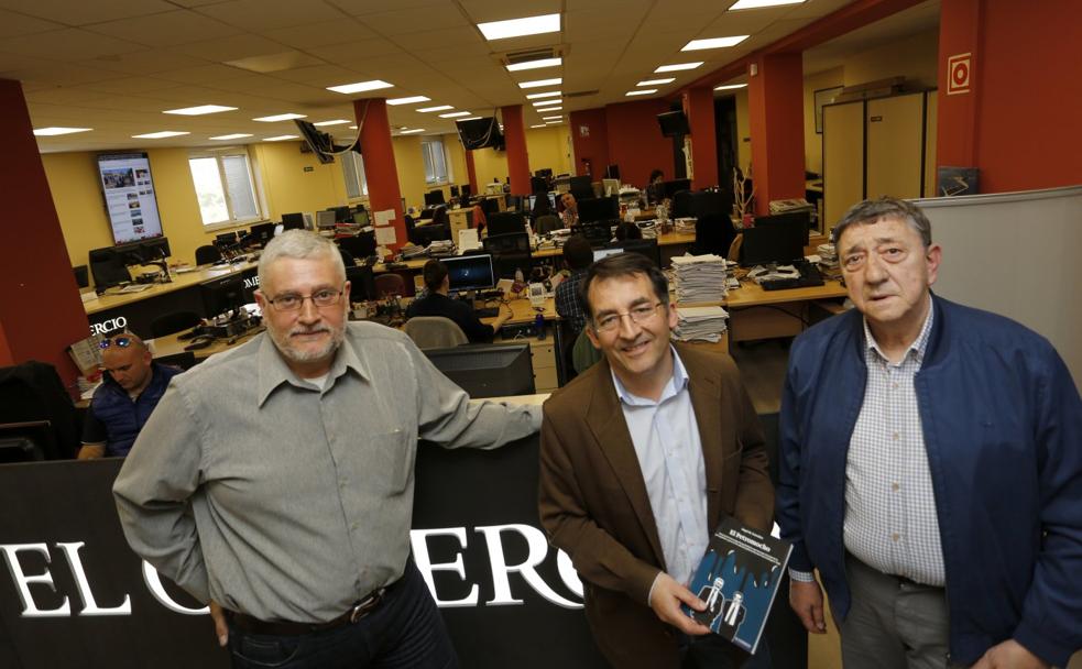 Marco Menéndez, Ángel M. González y Chema Fernández Allongo, ayer, en la redacción de EL COMERCIO. 