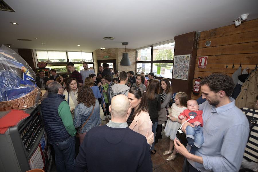 La plantilla del equipo ovetense celebró el final de temporada con un grupo de seguidores y rodeados de familiares.