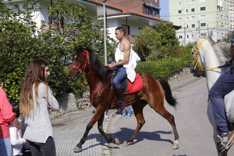 Más de sesenta jinetes participaron en la concentración ecuestre de El Peral.