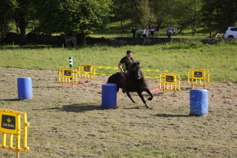 Más de sesenta jinetes participaron en la concentración ecuestre de El Peral.
