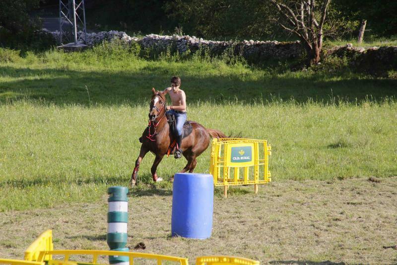Más de sesenta jinetes participaron en la concentración ecuestre de El Peral.