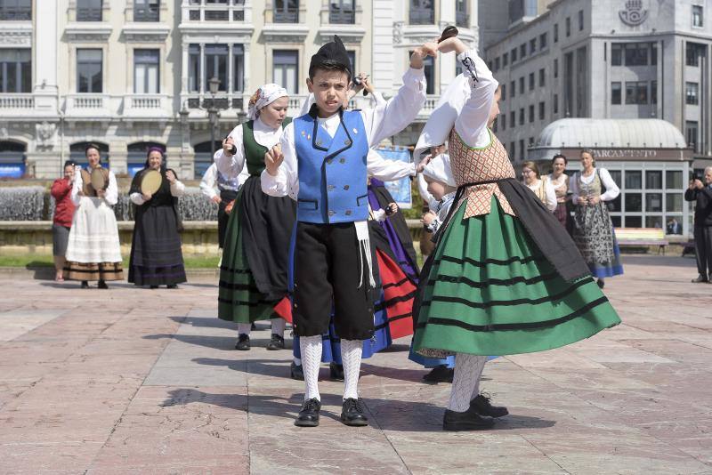 Los puestos tradicionales y los juegos infantiles amenizaron la jornada festiva.