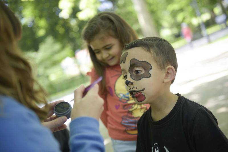 Los puestos tradicionales y los juegos infantiles amenizaron la jornada festiva.