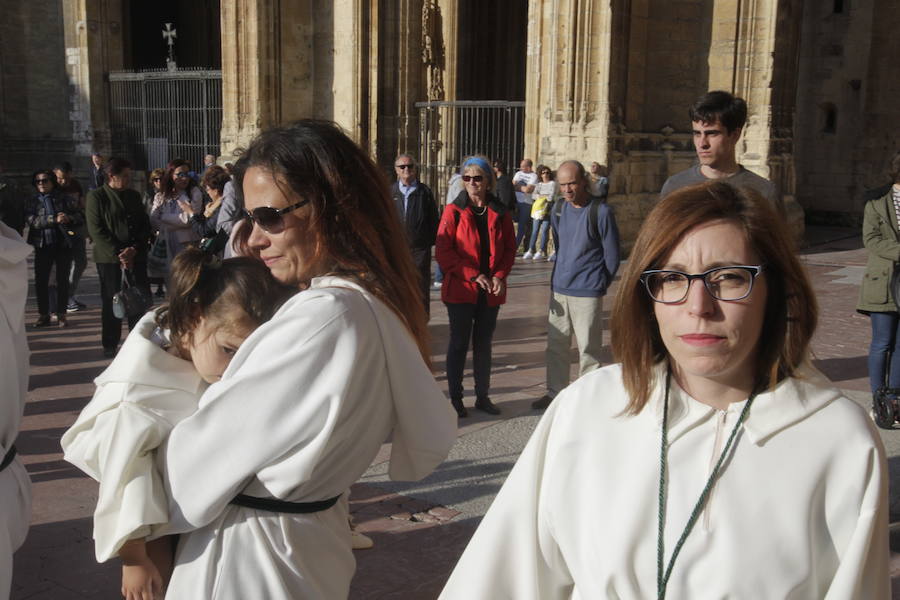 La Cofradía de la Balesquida procesionó la imagen desde la iglesia de San Tirso en Oviedo.