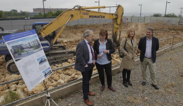 Wenceslao López, Pilar Varela, Marisa Ponga y Fermín Bravo durante la visita a las obras. 