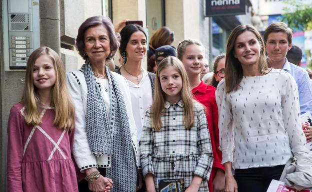 Doña Sofía, entre la Princesa Leonor y la Infanta Sofía, junto a Doña Letizia. Detrás, Victoria de Marichalar e Irene Urdangarin. 