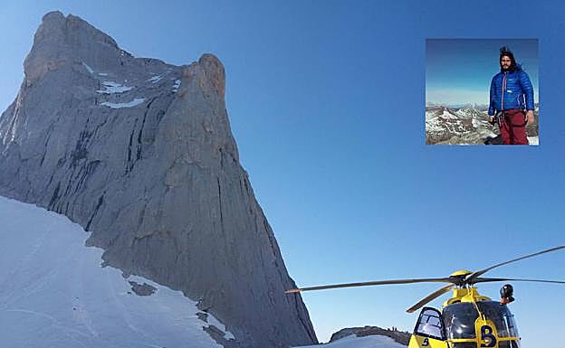 Los bomberos, en el lugar lugar de suceso. Arriba, a la derecha, el montañero fallecido.