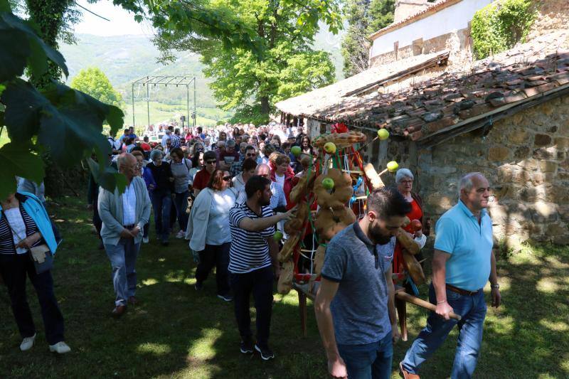 Cientos de romeros llenan el santuario para celebrar el el domingo de Pentecostés.