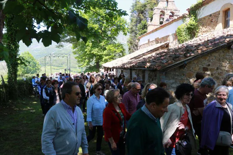 Cientos de romeros llenan el santuario para celebrar el el domingo de Pentecostés.