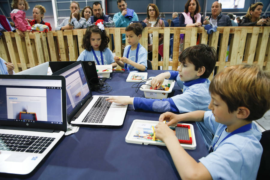 Los pequeños gijoneses aprendieron la importancia de la robótica en el recinto ferial Luis Adaro.